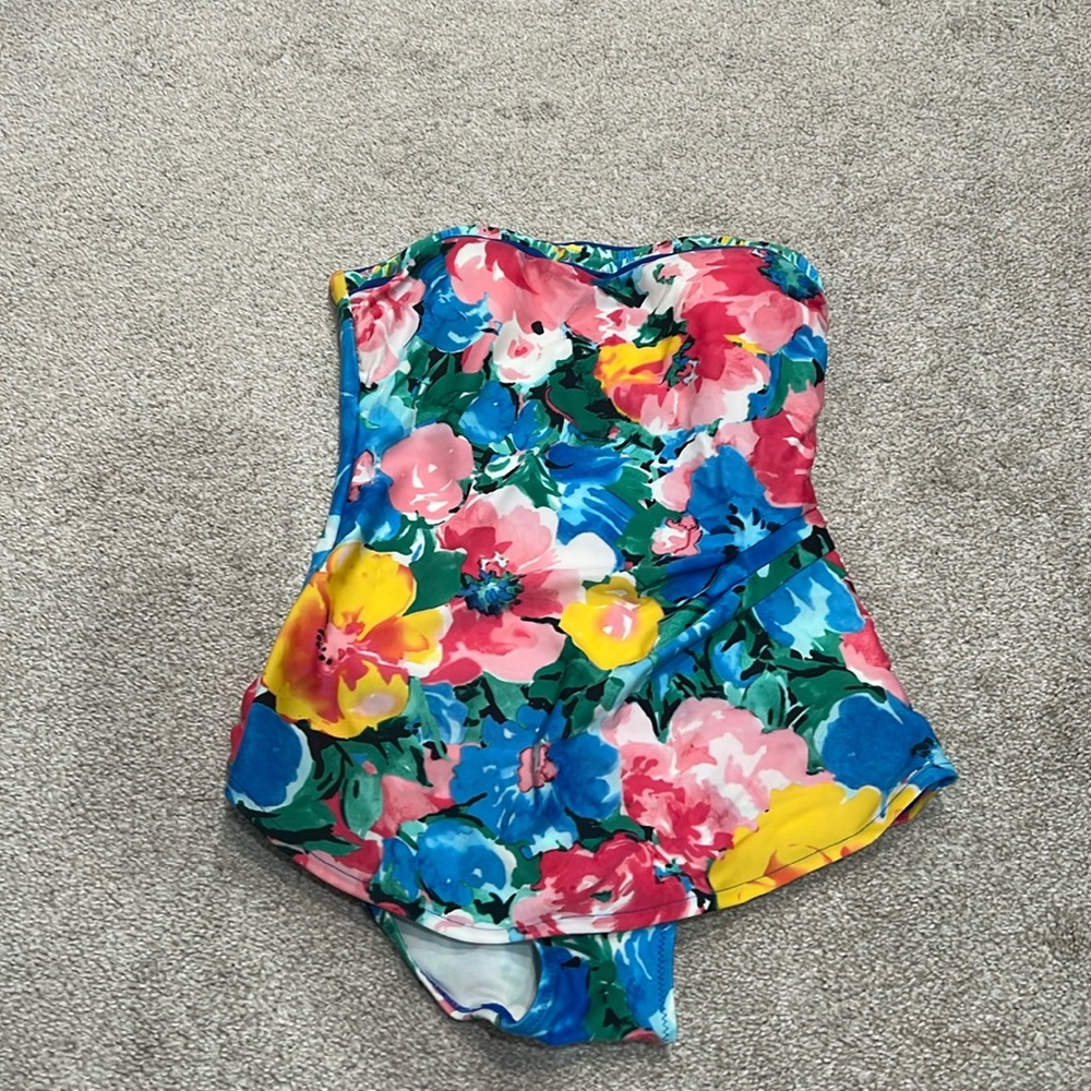 Swimsuits - Picture 2 of 4